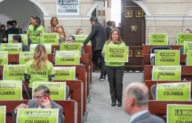 La senadora sucreña Karina Espinosa rodeada de carteles "La Mojana también es Colombia".
