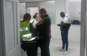 Policías en el centro asistencial tras ser baleado supervisor de seguridad.