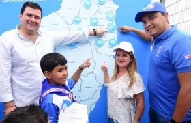 La gobernadora Elsa Noguera enseña el mapa de la conectividad gratis.