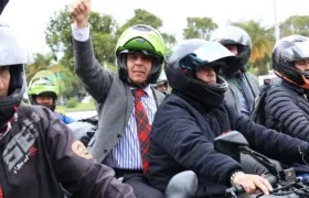 El Ministro de Transporte, Guillermo Reyes, viajó como parrillero a la salida de la reunión con motociclistas.