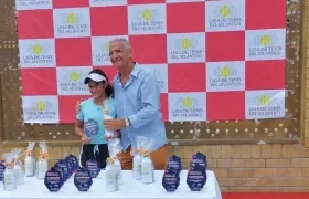 Daniela Franco, campeona, al lado de Juan Abuchaibe, presidente de la Liga de Tenis del Atlántico. 