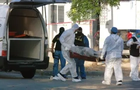 Autoridades de Monterrey transportan a una de las víctimas de la masacre de Monterrey.