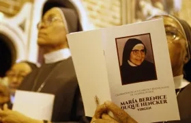 Religiosas de las Hermanitas de La Anunciación asisten hoy a la ceremonia de beatificación de la Madre María Berenice Duque Hencker en la Catedral de Medellín.