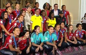 Presidente Gustavo Petro con las jugadoras de la Sub-17.
