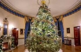 El árbol de Navidad en uno de los salones de la Casa Blanca.