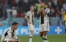 Jugadores de Alemania se lamentan de la eliminación de Catar 2022.
