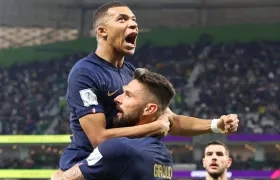 Kylian Mbappé y Olivier Giroud festejan el primer gol de Francia. 