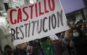Seguidores del destituido presidente Pedro Castillo se concentraron este jueves en la Plaza San Martín, Lima.