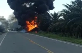 El camión envuelto en llamas en Zona Bananera.