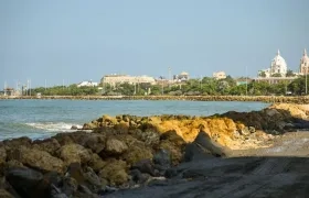 Así quedó la nueva playa de Cartagena entre el monumento Unión de los Océanos y la curva de Santo Domingo.