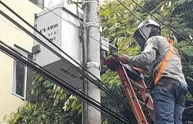 Operarios de EmCali suspendiendo el servicio de energía en Claro.