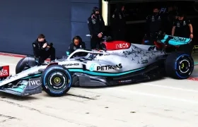 Lewis Hamilton inspecciona su nuevo monoplaza. 