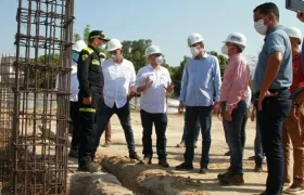 El alcalde Rodolfo Ucrós inspeccionando uno de los parques en construcción. 