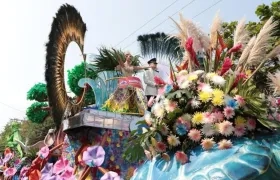Valeria Charris Salcedo, Reina del Carnaval 2022, en su carroza en la Batalla de Flores.