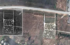 Imágenes tomadas desde un satélite por la empresa tecnológica Maxar de las fosas comunes en Mariúpol.