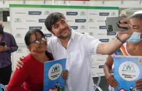 Jaime Pumarejo, Alcalde de Barranquilla, durante la entrega de títulos. 