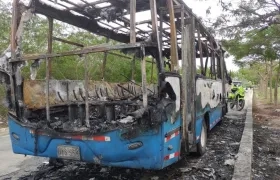 Estado en que quedó el bus urbano incendiado.