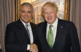 Presidente Iván Duque saluda al Primer Ministro Boris Johnson.