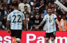 Lionel Messi celebra con Lautaro Martínez. 