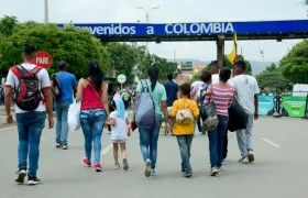 Migrantes venezolanos cruzan la frontero hacia Colombia. 