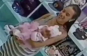 Imagen de la mujer y la bebé en el centro comercial,