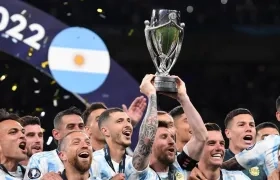 Lionel Messi, delantero argentino, levanta el trofeo de la 'Finalissima'. 
