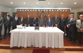 Firma del documento en la Academia Colombiana de Jurisprudencia.