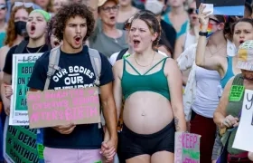 Mia Knighton y su novio Elijah Rudd se sumaron este viernes a las protestas en contra del fallo sobre el aborto en EE.UU. 