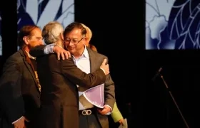 El presidente electo, Gustavo Petro, se abraza con el padre Francisco de Roux, presidente de la Comisión de la Verdad