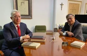 El expresidente Álvaro Uribe y el mandatario electo Gustavo Petro. Una foto para la historia.