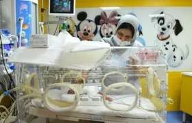 Bebé atendido por una enfermera.  
