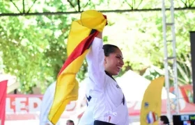 Laura Olarte celebra la medalla de oro en el Taekwondo, en Poomsae Individual.