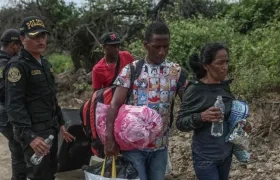 Miembros de la policía de Perú mientras controlan el paso de migrantes venezolanos.