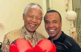 Nelson Mandela y el ex campeón de boxeo "Sugar" Ray Leonard.
