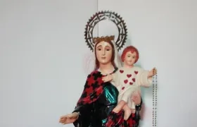 Esta Virgen del Carmen hace parte de la exposición de Carlos González en la Estación del Ferrocarril.