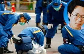 Investigadores de la Policía revisan la zona del barrio de Akihabara después de que Tomohiro Kato(recuadro) embistiera a varias personas en junio de 2008.