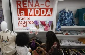 Personas observan ropa en el stand de Rena-C en Colombiatex + Colombiamoda.