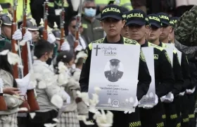 Policías llevan las imágenes de sus compañeros asesinados por bandas criminales como Clan del Golfo y la guerrilla del ELN.