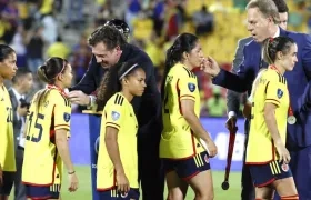 Jugadoras de Colombia recibiendo las medallas del subcampeonato.