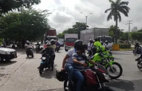 Mototaxistas auxilian a usuarios por bloqueo de conductores de buses a la vía Circunvalar.
