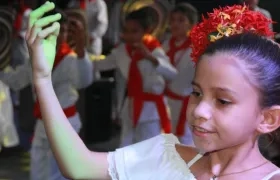 Una bailadora de gaita deleitó a los asistentes a la plaza de San Jacinto, Bolívar.