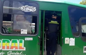 Policía en acompañamiento a un vehículo de Coolitoral.