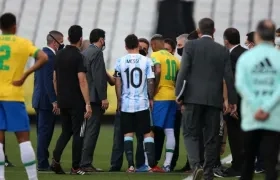 Lionel Messi y Neymar dialogan con un delegado. 
