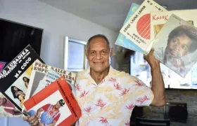 Donaldo García y parte de su colección de música africana.