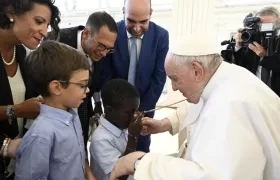 El Papa Francisco saluda a dos niños en la audiencia de este martes en el Vaticano.