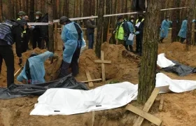 Trabajadores exhuman cuerpos de tumbas en Izium, región de Járkov, en el noreste de Ucrania.