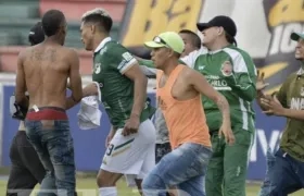 Momento en que Teófilo Gutiérrez es agredido por los hinchas del Deportivo Cali. 