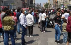 Ciudadanos salen a las calles después del sismo de 6,9 del jueves.