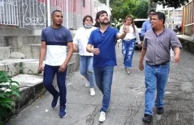 El Alcalde Jaime Pumarejo recorriendo las calles del barrio 7 de Abril.