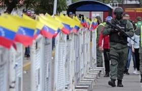 La fuerza pública pasa revista por la frontera entre Venezuela y Colombia.